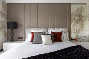 Dormitorio diseño moderno con papel pintado y paredes tapizadas.