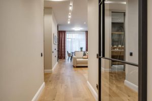 Distribuir un piso largo y estrecho