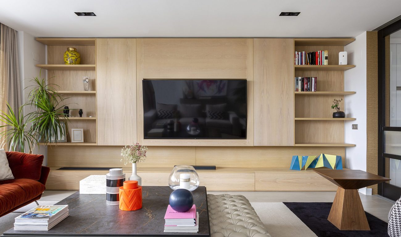 Salón con librería moderna a medida en color roble