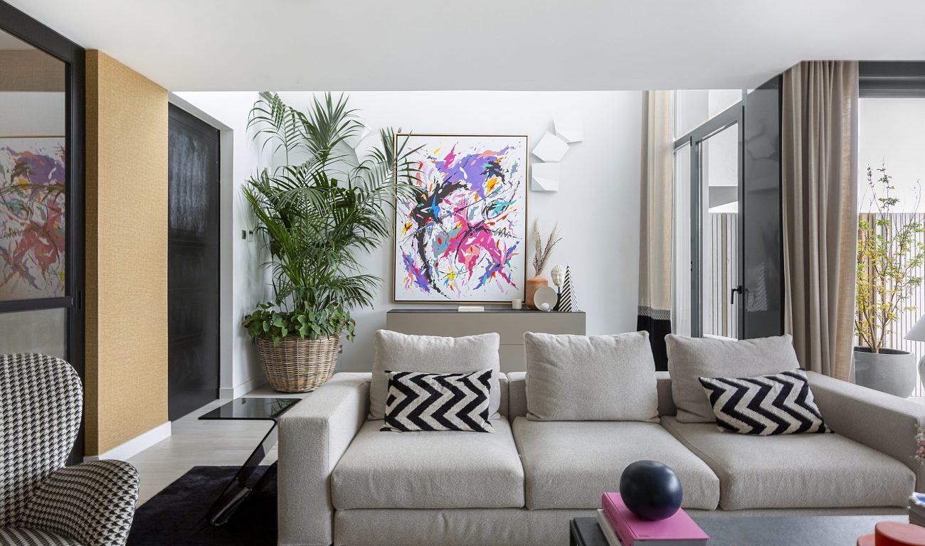 Salon moderno con obras de arte